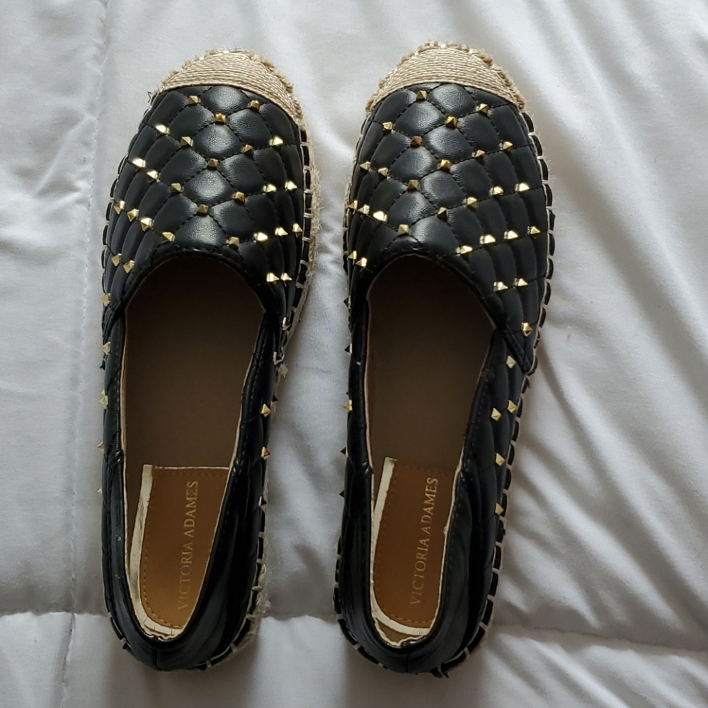 Slide on black and tan with gold grommets new